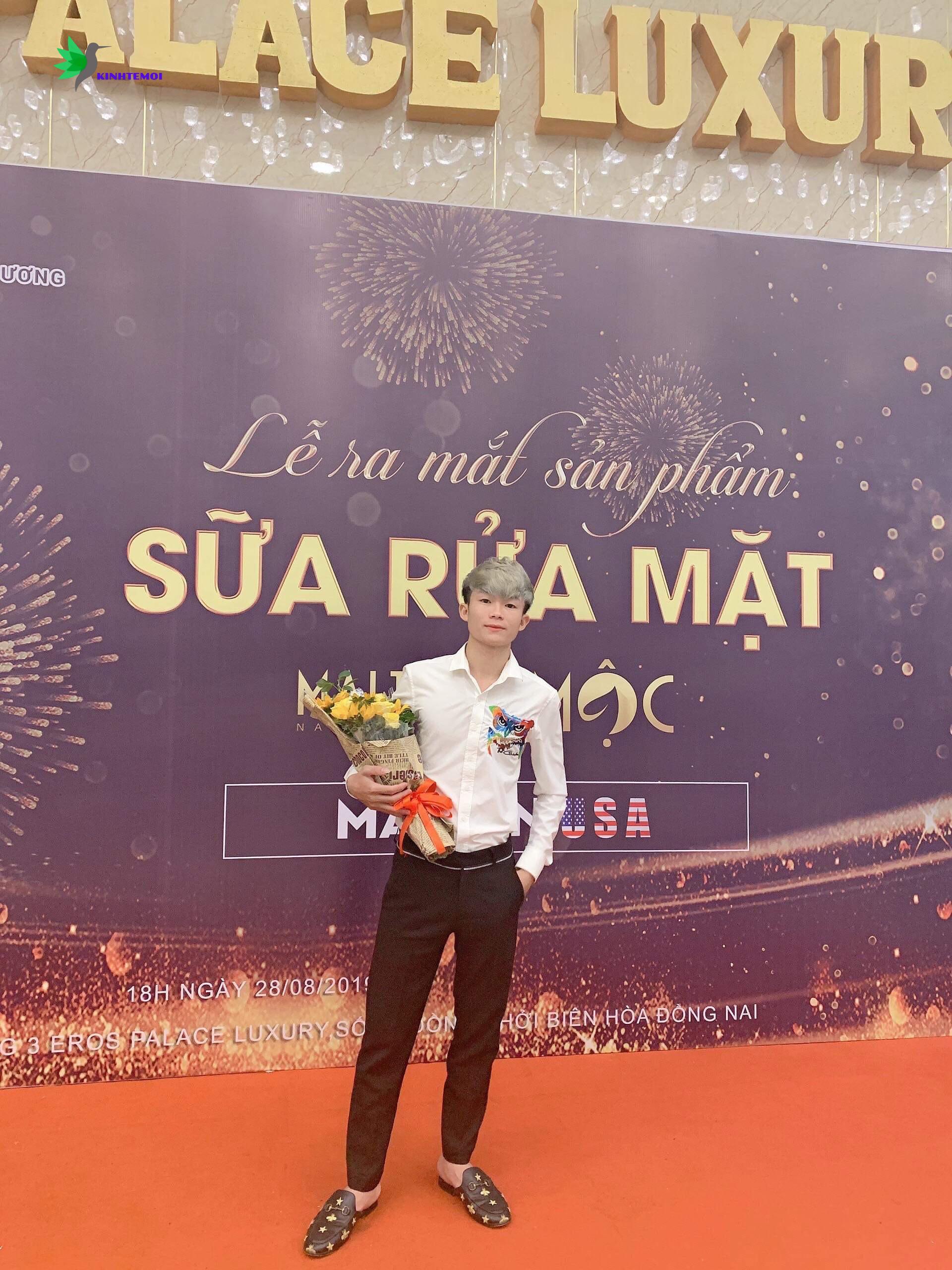 Luôn cố gắng học hỏi để ngày càng phát triển hơn. Kể cả trong đời sống lẫn công việc kinh doanh của mình.
