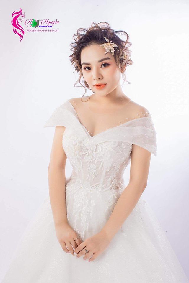 Ngân luôn khiến khách hàng của mình trở nên lộng lẫy nhất trong ngày trọng đại.