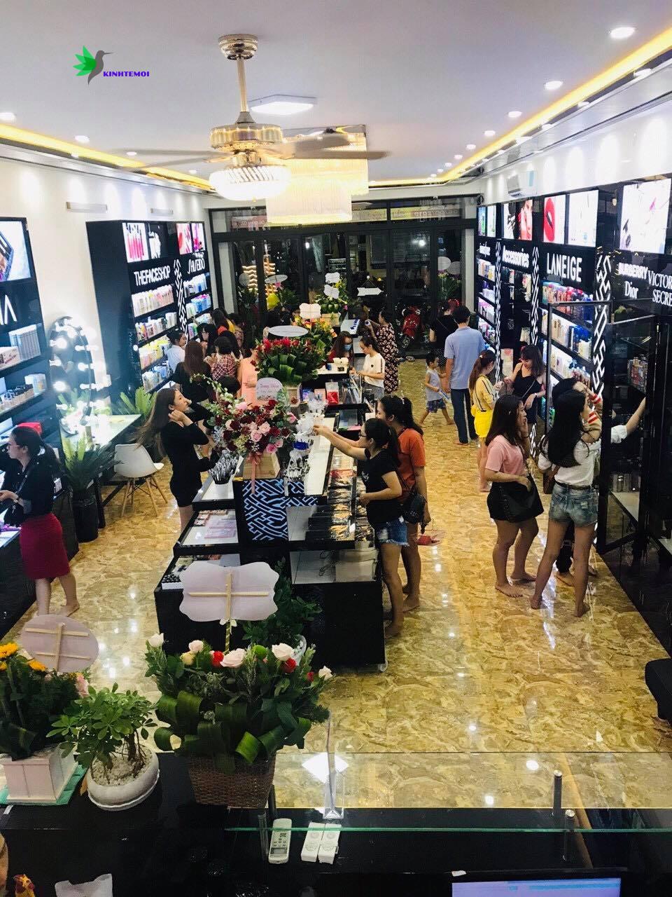 Shop mỹ phẩm của cô được nhiều người lui tới