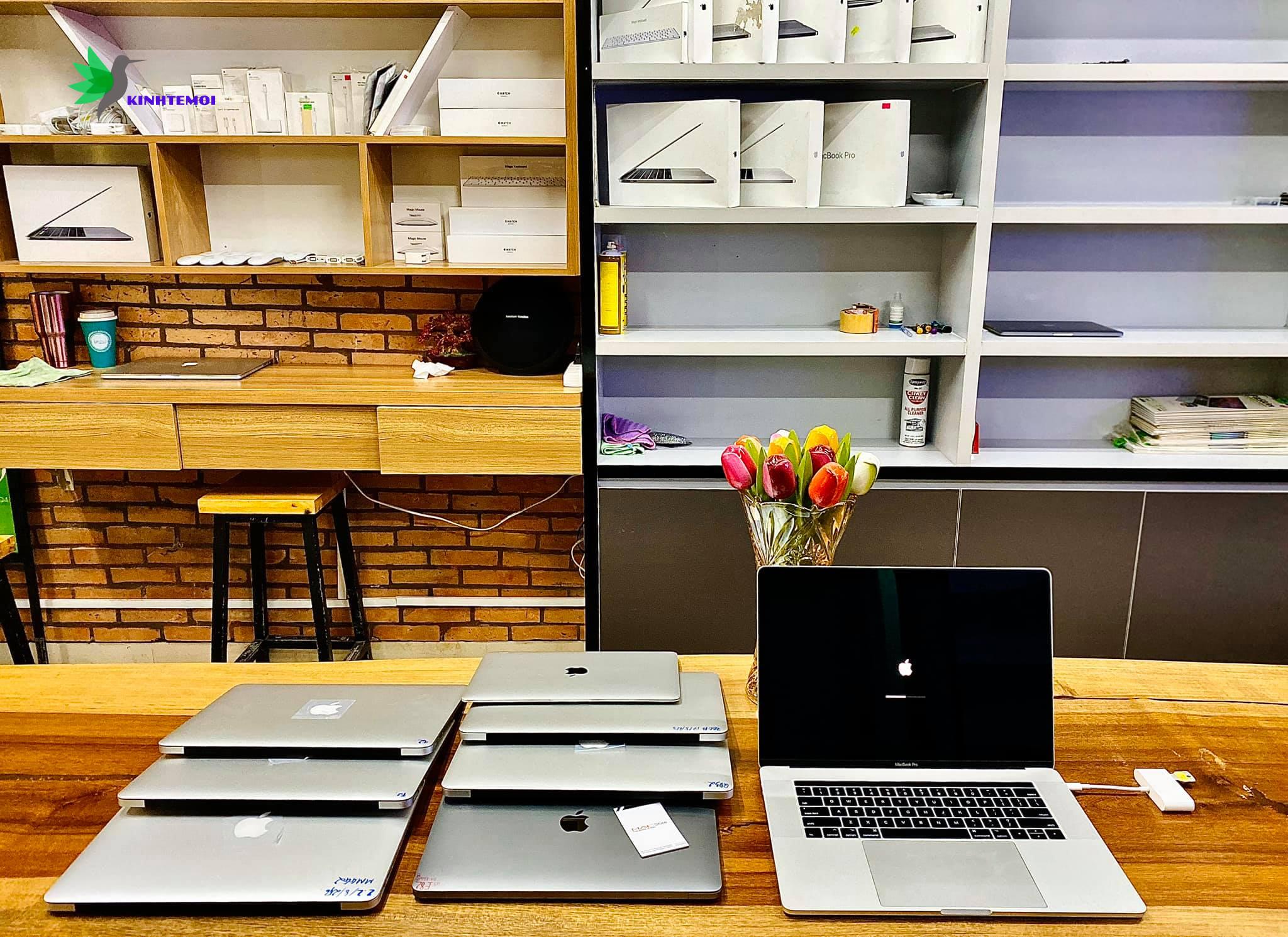 Cửa hàng Macstore với bố trí gọn gàng, đẹp mắt, hiện đại.