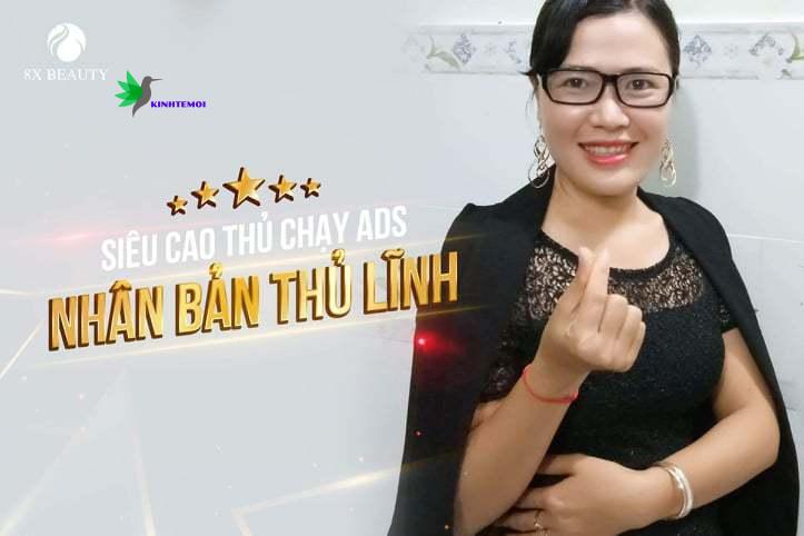 Hình ảnh chị được nhận giải thưởng tử công ty mỹ phẩm 8xBeauty