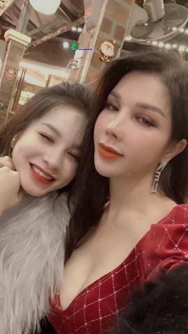 Mẹ và con gái đang vui vẻ cùng nhau