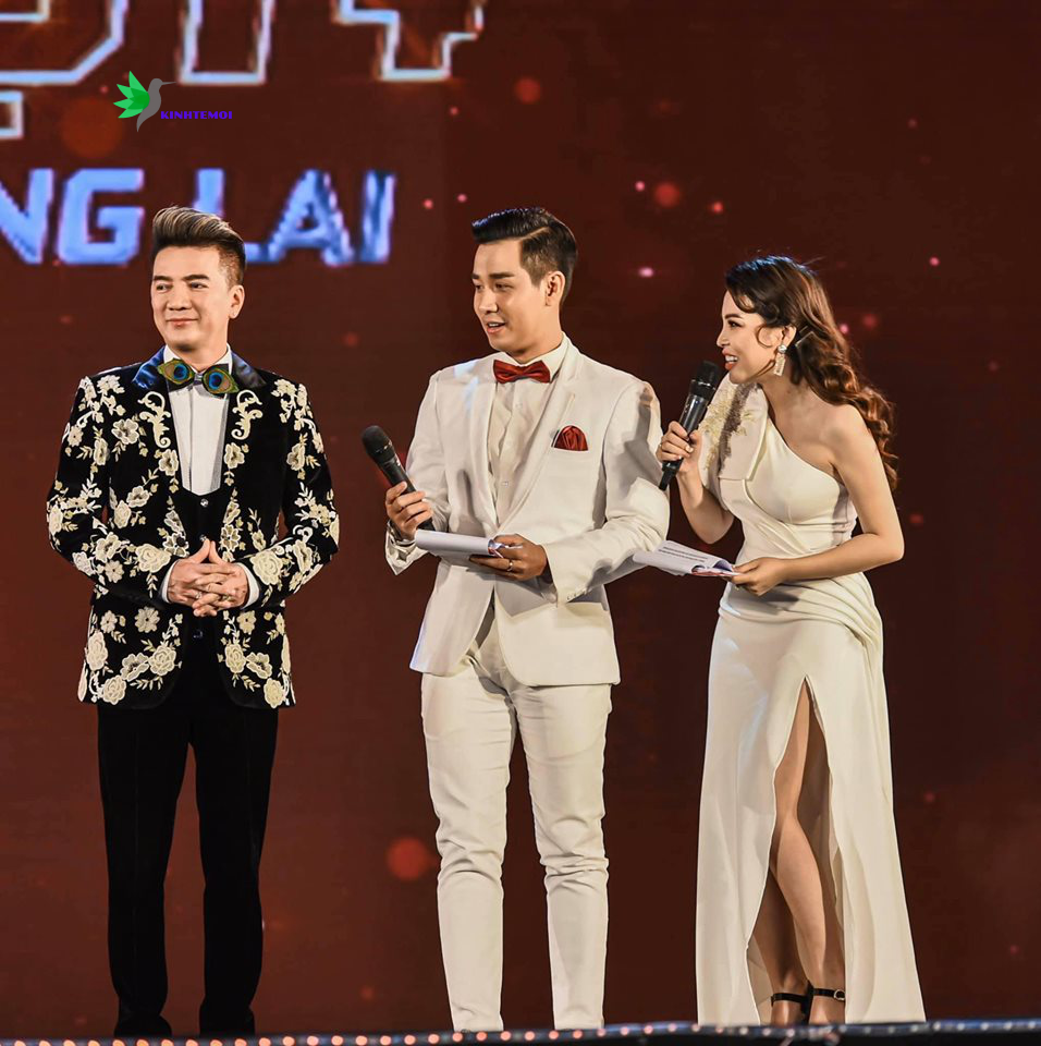Chúc Ánh dẫn chương trình cùng MC Nguyên Khang