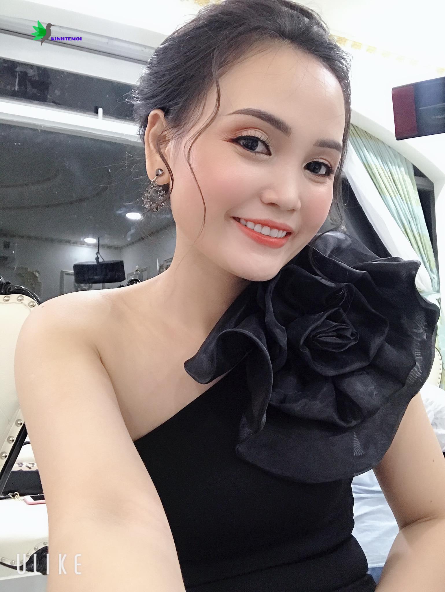 Cô gái Xứ Nẫu - Đinh Thị Phương Trúc sinh năm 1988. Hiện tại đang là chủ shop Mỹ phầm Hàn Quốc Trúc Phương Phương.