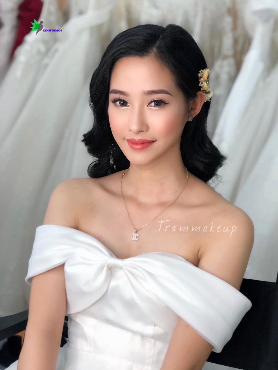 Trâm luôn trau chuốt cho từng sản phẩm của mình.