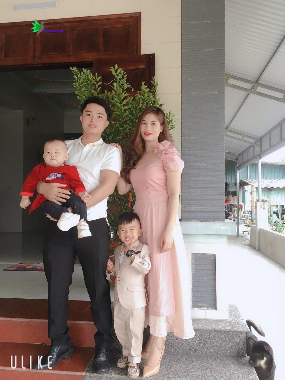 Chị Hoa cùng chồng và hai đứa con của mình