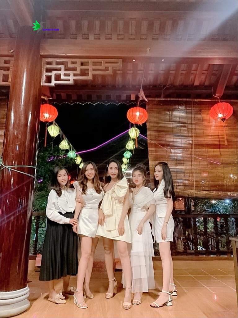 Cô nàng luôn chăm chút cho từng sản phẩm của mình. Để đem đến cho khách hàng của sự hài lòng nhất