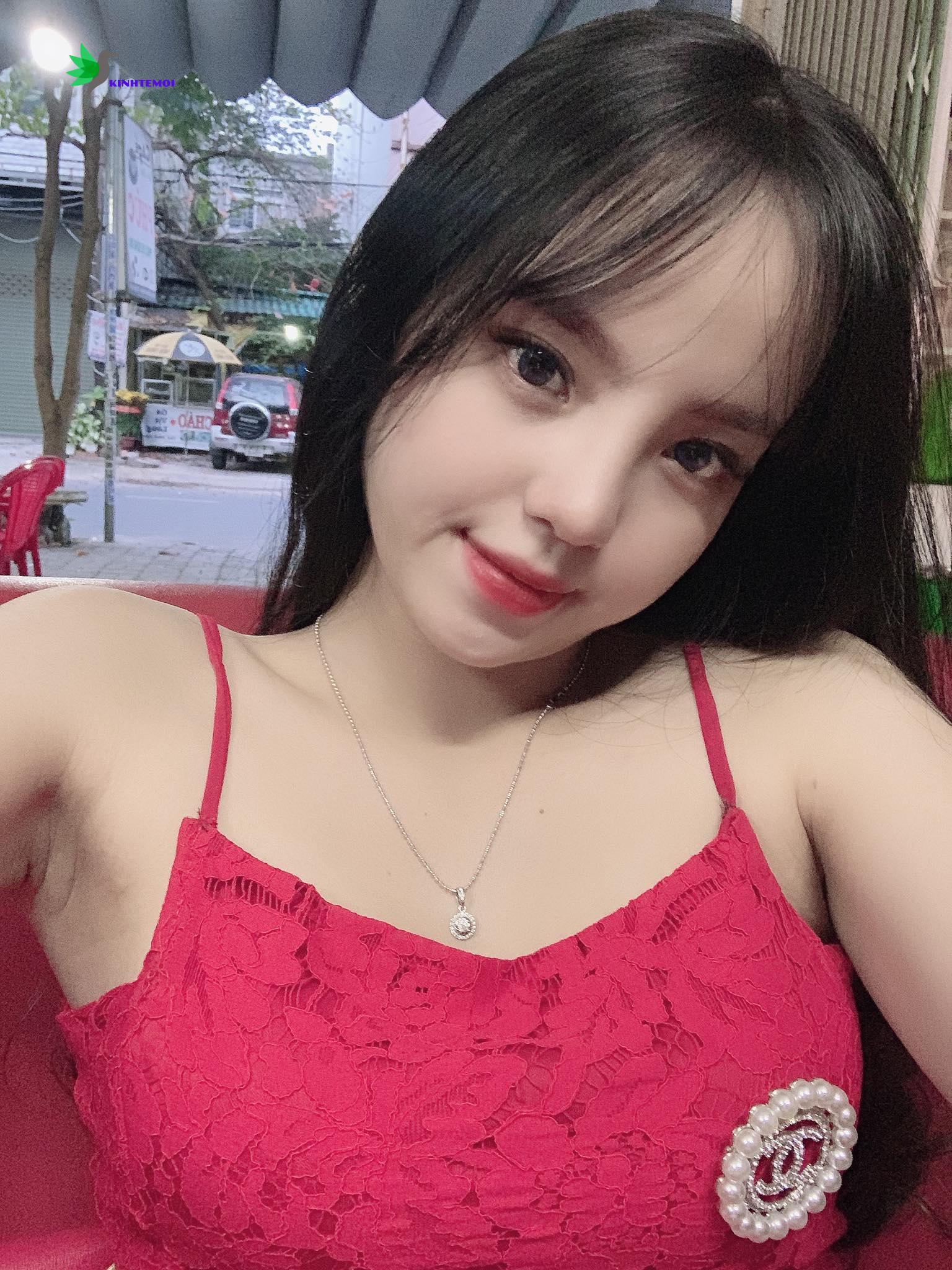 Nhi còn sở hữu cho mình một shop quần áo thời trang