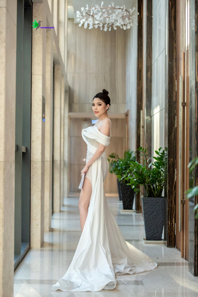 Chúc Ánh sinh năm 1991, sở hữu vẻ ngoài cuốn hút, thanh lịch.