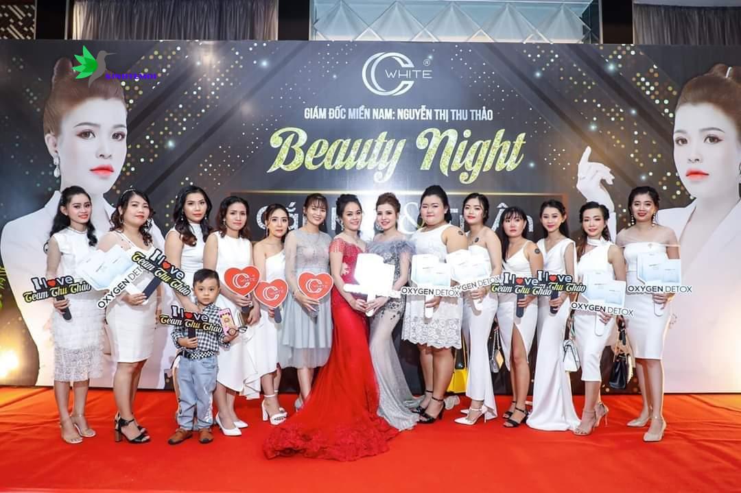 Đài cùng Team hệ phống phân phối mỹ phẩm CC White 