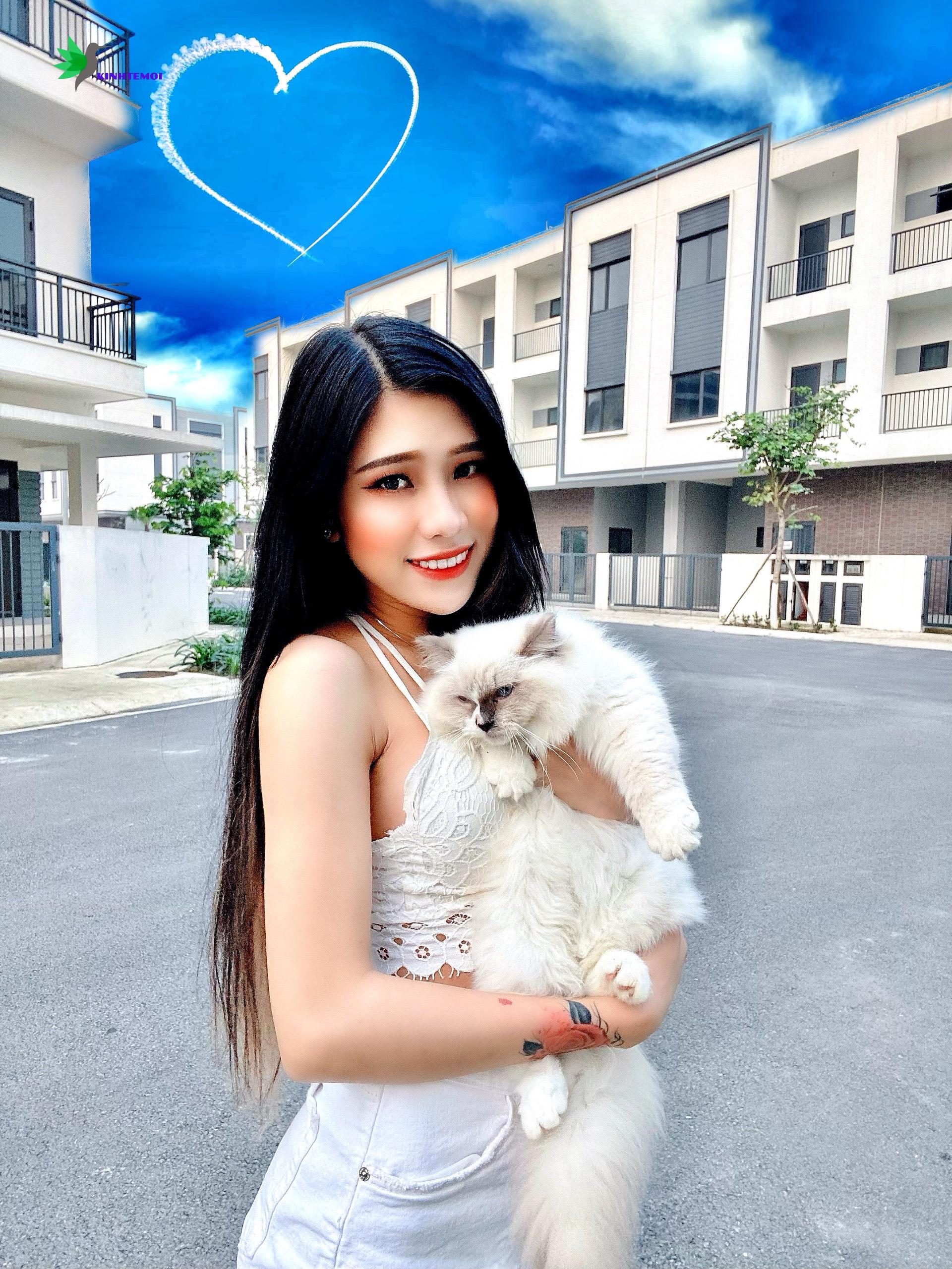 Ngoài ra cô nàng còn là một diễn viên tự do