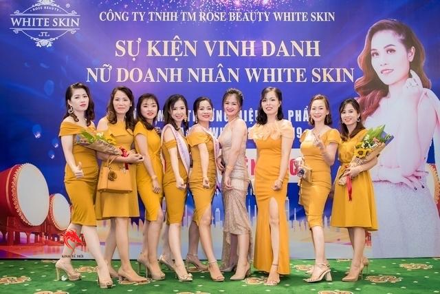 Trần Thắm cùng đồng nghiệp của mình tham gia một sự kiện của công ty whiteskin