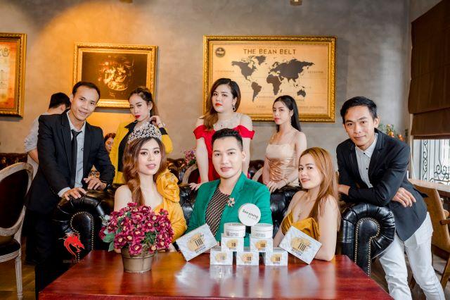 Hoàng Nhân bên những bóng hồng xinh đẹp của Soo young Korea