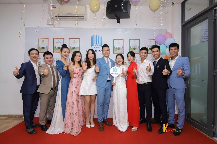 Chuyên gia giọng nói Đặng Tiến Dũng cùng các học viên Mic Talent