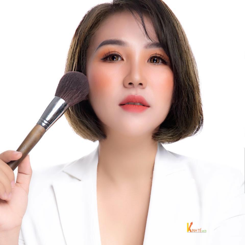 Dù là doanh nhân nhưng chị Thủy còn có nhiều kinh nghiệm trong lĩnh vực làm đẹp