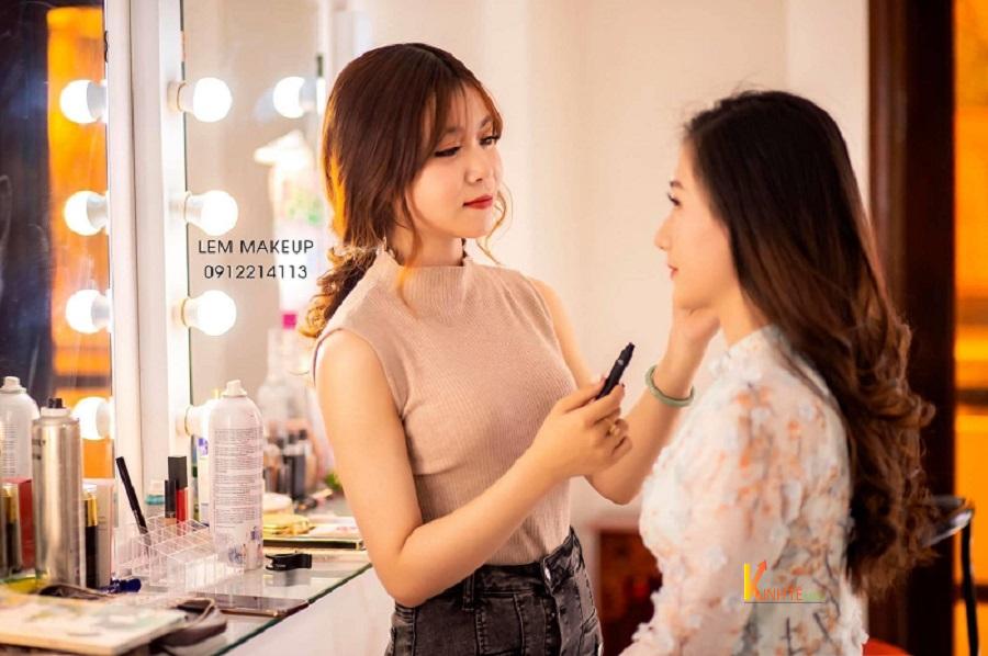 Cô chủ xinh đẹp Phương Thanh đang trang điểm cho khách