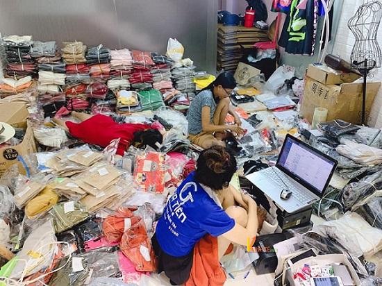 Chị Dung đang bận rộn với công việc.