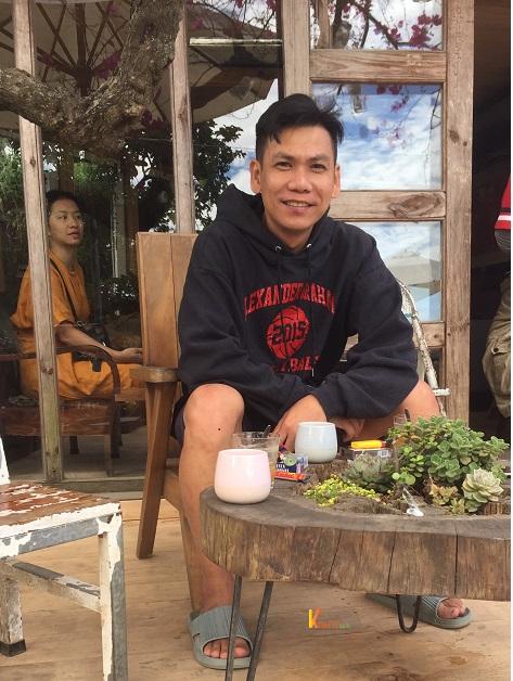 Sở thích của anh Dương những lúc rảnh rỗi là uống cà phê và trò chuyện cùng bạn bè.