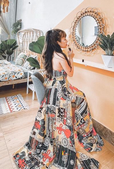 Minh Thư trong không gian Homestay do cô decor