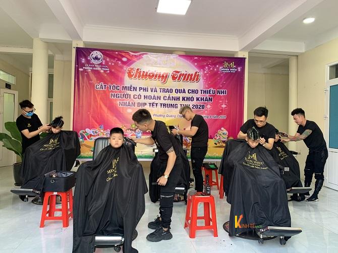 Chương trình cắt tóc miễn phí của trung tâm 