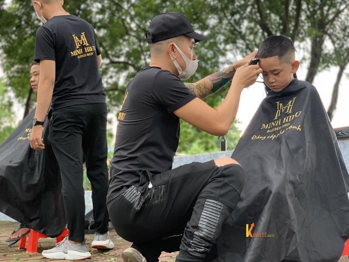 Học viên đang tạo kiểu tóc cho khách hàng