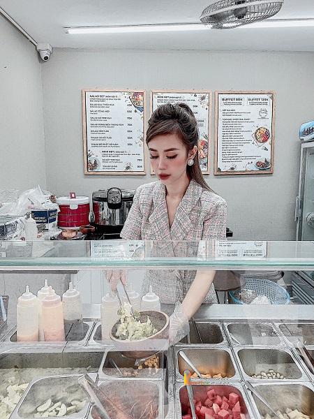 Hotmom Vân Nhi tại quán ăn của mình