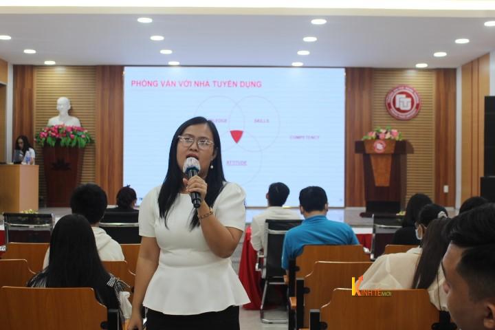 Chị Trần Nguyễn Châu Duy – Trưởng nhóm tuyển dụng Miền Nam ngân hàng Techcombank chia sẻ kĩ năng viết CV & phỏng vấn tuyển dụng với các bạn sinh viên