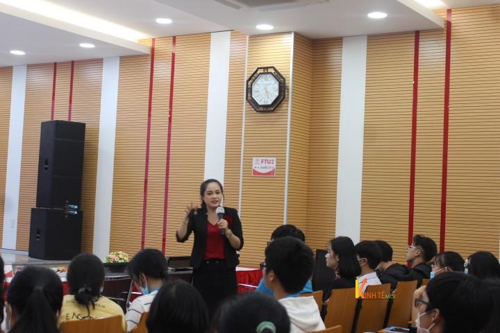 Chị Phạm Thị Bích Ngọc – Giám đốc dự án – Phát triển năng lực – Khối CSA chia sẻ với các bạn sinh viên về lộ trình đào tạo và cơ hội việc làm tại Techcombank