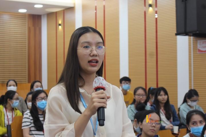 Sinh viên tích cực đặt câu hỏi cho diễn giả tại buổi hội thảo