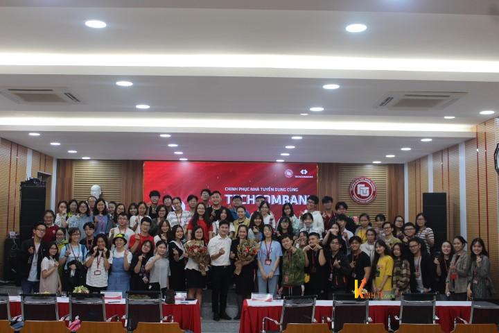 Diễn giả chụp hình lưu niệm cùng đại diện trường và các bạn sinh viên