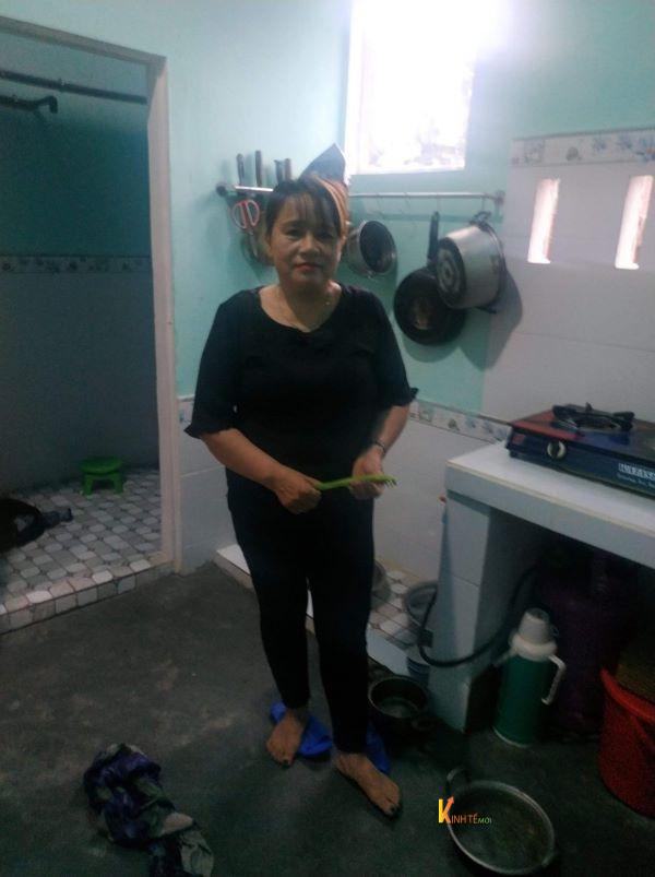 Mẹ của anh chàng cùng với căn nhà đã được sửa lại