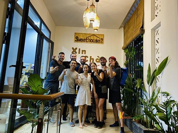 Chị Keri Liên Nguyễn cạnh chồng (áo trắng , bên trái) đang chụp hình giao lưu cùng các du khách 
