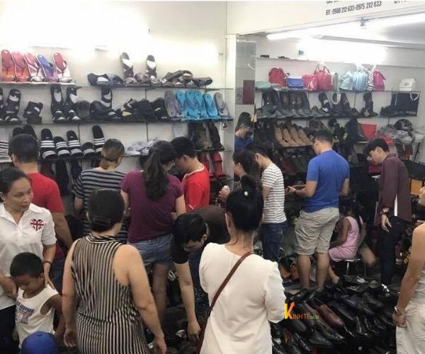 Khách hàng đông đúc mua giày tại shop