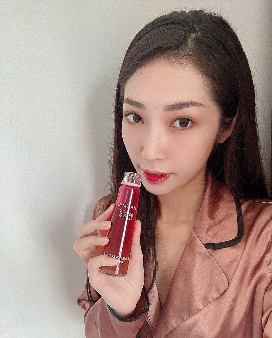 Cấp nước Nano Cherry chính là bí quyết giúp Khổng Tú Quỳnh có làn da trắng hồng, căng tràn sức sống