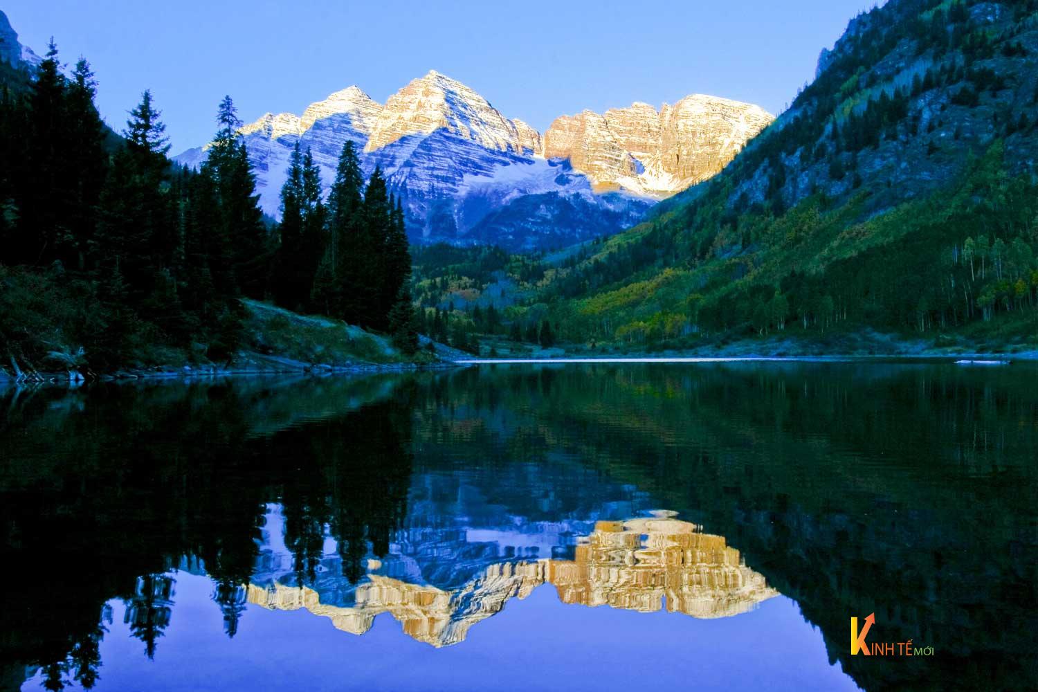 HÌnh ảnh hai đỉnh núi được phản chiếu dưới mặt hồ (nguồn: Colorado.com)