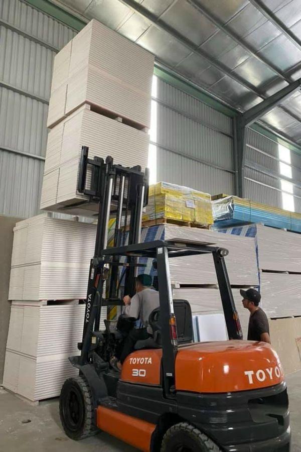 Kho xưởng với nhân công và máy móc đầy đủ, tân tiến