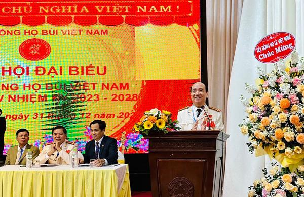 Chủ tịch Bùi Ngọc Phi thay mặt ban chấp hành đọc báo cáo hoạt động nhiệm kỳ cũ